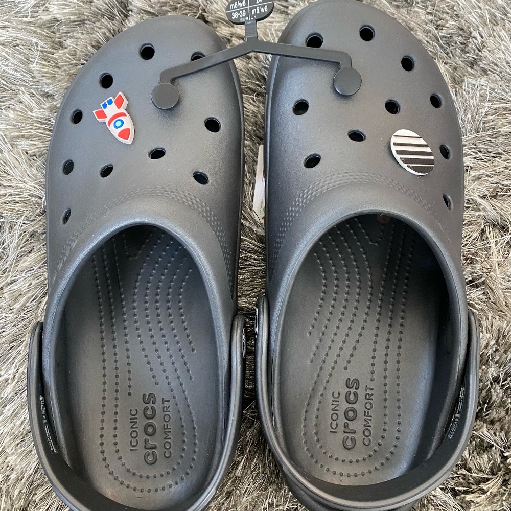 BLACK CROCS